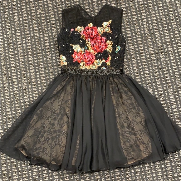 Sherri Hill Dresses & Skirts - Short black Sherri Hill with lace underlay